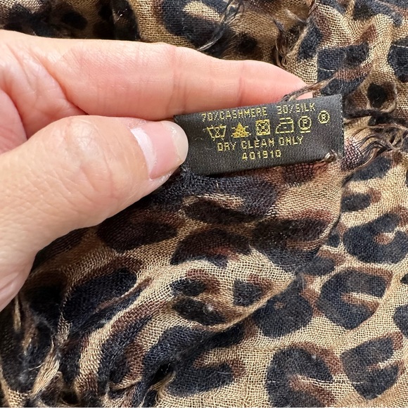 Louis Vuitton Leopard Print Stole Scarf - Picture 7 of 8